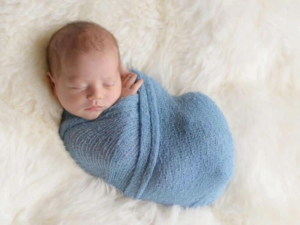 acalmar um bebê que chora, descubra como o método do pacote pode acalmar um bebê que chora. Tecnica do charutinho.
